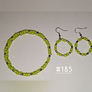 💍Light green beaded earrings and memory wire bracelet